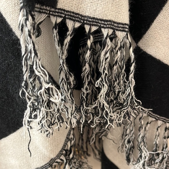 Love and Lore poncho - Picture 4 of 4